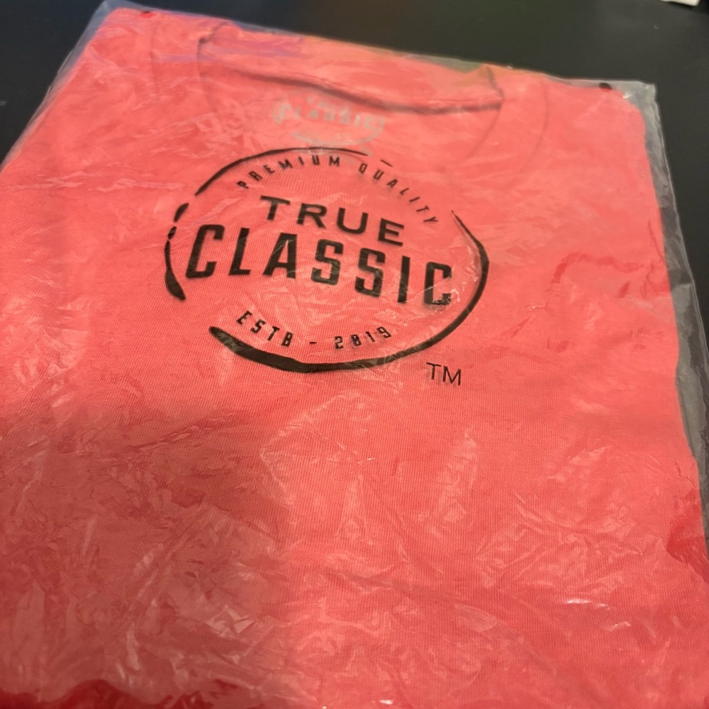 Men’s True Classic cranberry crew neck T-Shirt - Sz Medium New